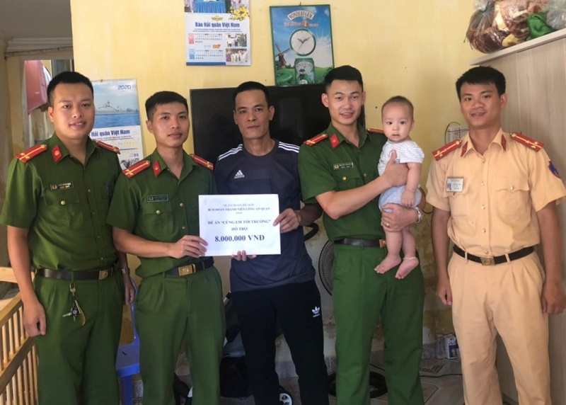 Đoàn thanh niên CAQ Đồ Sơn: Trao học bổng “Cùng em đến trường”